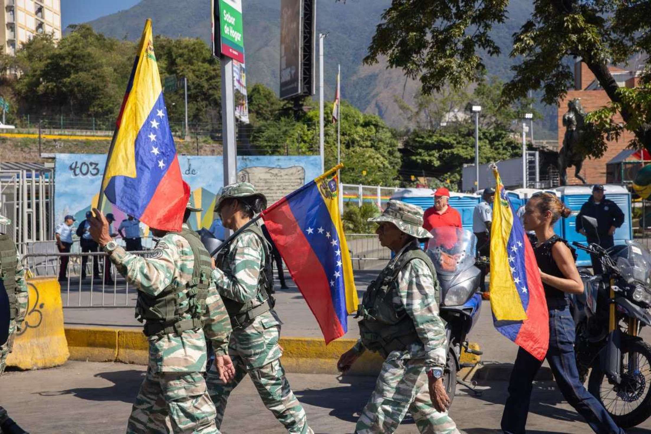 Apoiadores de Nicolás Maduro foram às ruas nesta quinta-feira (9/1) prestar apoio ao presidente eleito um dia antes da posse           