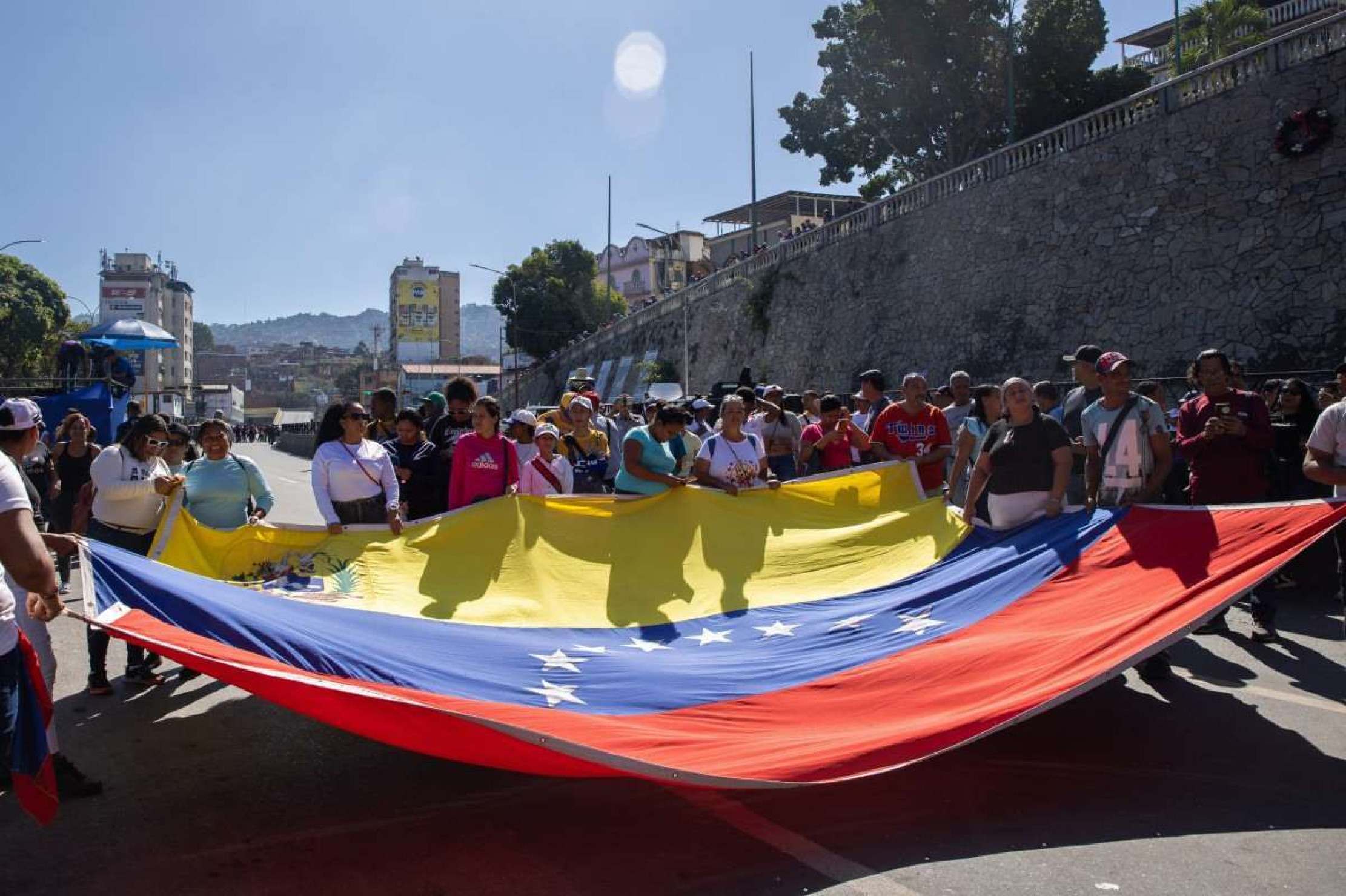 Apoiadores de Nicolás Maduro foram às ruas nesta quinta-feira (9/1) prestar apoio ao presidente eleito um dia antes da posse           