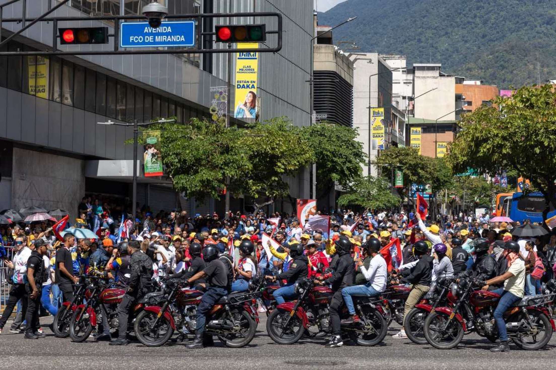 Apoiadores de Nicolás Maduro foram às ruas nesta quinta-feira (9/1) prestar apoio ao presidente eleito um dia antes da posse           