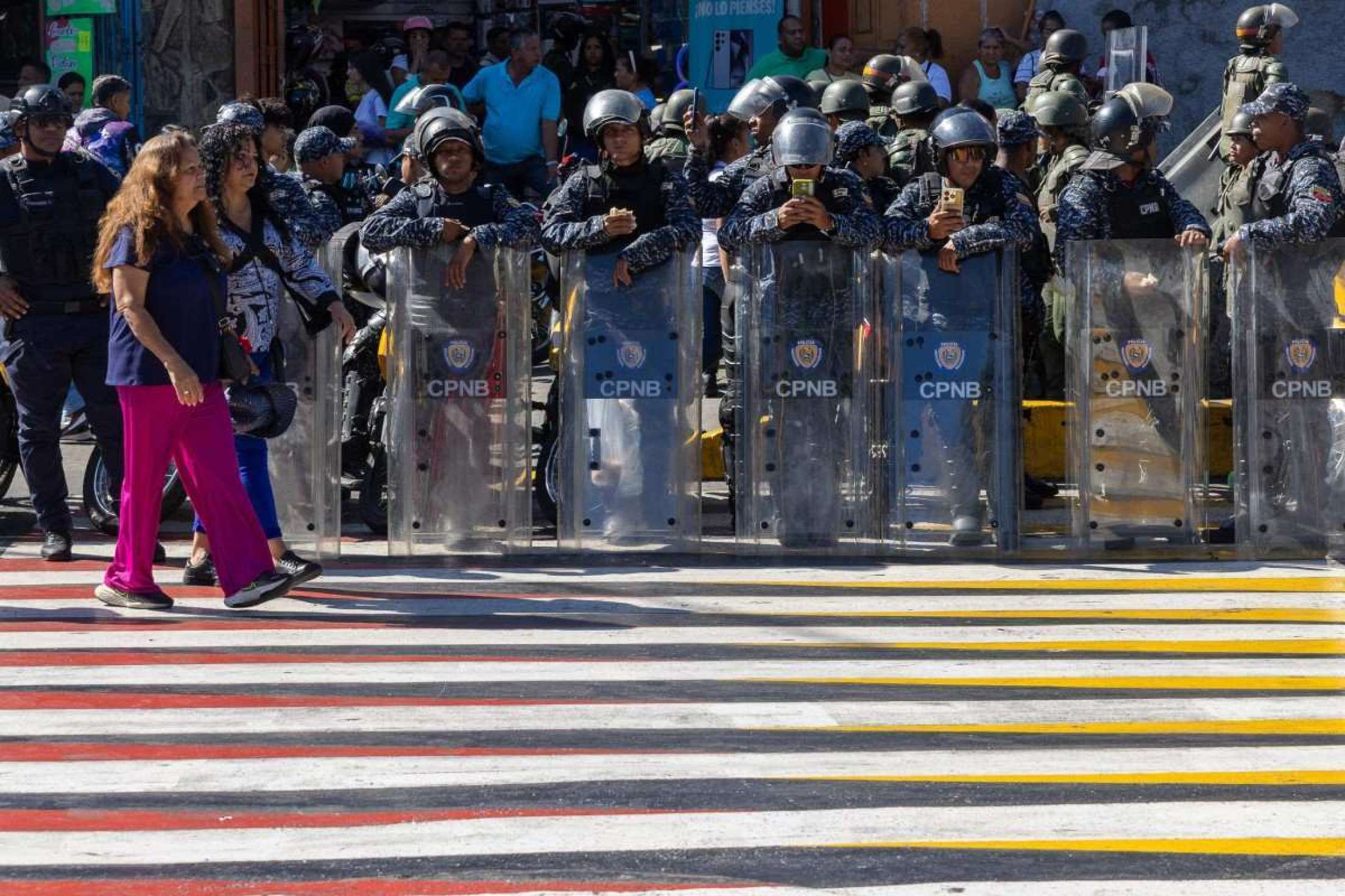 Apoiadores de Nicolás Maduro foram às ruas nesta quinta-feira (9/1) prestar apoio ao presidente eleito um dia antes da posse           