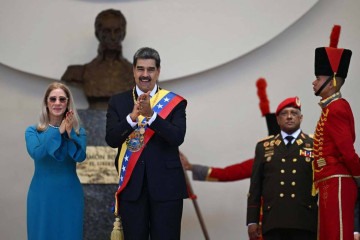  Venezuela's President Nicolas Maduro waves to supporters next to his wife Cilia Flores as they leave the Capitolio -home of the National Assembly- after taking the oath during the presidential inauguration in Caracas on January 10, 2025. Maduro, in power since 2013, took the oath of office for a third term despite a global outcry that brought thousands out in protest on the ceremony's eve. (Photo by Juan BARRETO / AFP)
       -  (crédito:  AFP)