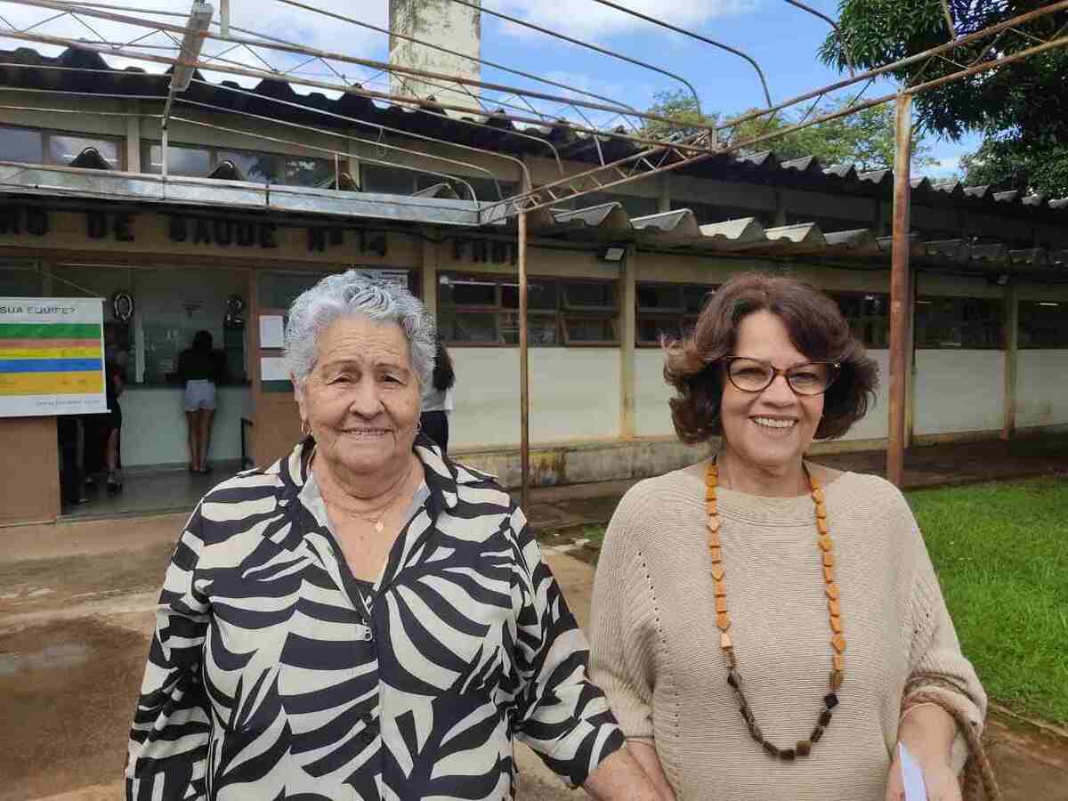 Angela Maria e sua mãe, Nair Batista de Araújo, foram à UBS 2 do Cruzeiro para atualizar a carteira de vacinação. -  (crédito: Foto: Luiz Fellipe Alves/CB/D.A Press)