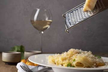 Cacio e Pepe ideal é preparado a partir do equilíbrio entre o amido e o queijo no molho  -  (crédito: Freepik)