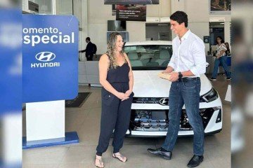 Camila recebe carro 0km após ter o veículo destruído por cimento de obra - (crédito: Material cedido ao Correio) Camila recebe carro 0km após ter o veículo destruído por cimento de obra - (crédito: Material cedido ao Correio)