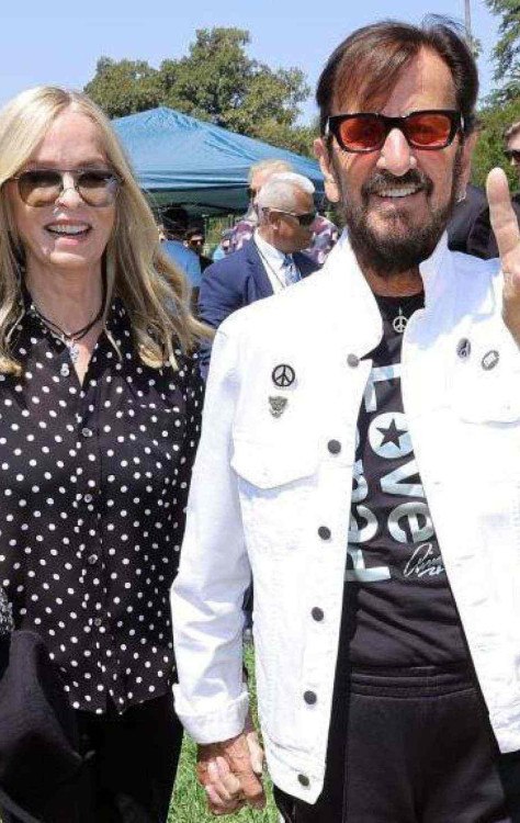 Ringo inspeciona a tatuagem dos Beatles no braço do repórter -  (crédito: BBC)