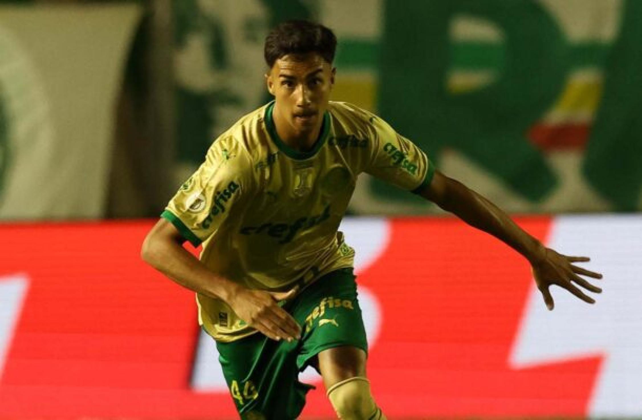 Manchester City envia proposta oficial por Vitor Reis, do Palmeiras