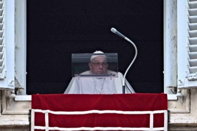 O Papa Francisco chega à janela do Palácio Apostólico com vista para a Praça de São Pedro durante a oração do Angelus da Epifania, no Vaticano, em 6 de janeiro de 2025 -  (crédito: Andreas SOLARO / AFP)