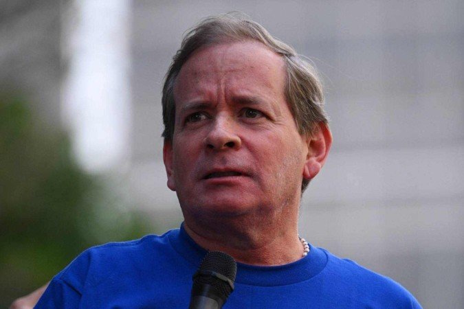  Former Deputy of the National Assembly of Venezuela, Tomas Guanipa looks on during a protest called by the opposition on the eve of the presidential inauguration in Caracas on January 9, 2025. Venezuela is on tenterhooks facing demonstrations called by both the opposition and government supporters. Machado emerged from hiding to lead protests in Caracas against the swearing-in of Nicolas Maduro for a highly controversial third term as president. (Photo by Federico PARRA / AFP)
      