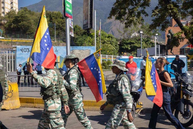 Apoiadores de Nicolás Maduro foram às ruas nesta quinta-feira (9/1) prestar apoio ao presidente eleito um dia antes da posse            -  (crédito:  Betty Laura Zapata/AFP)