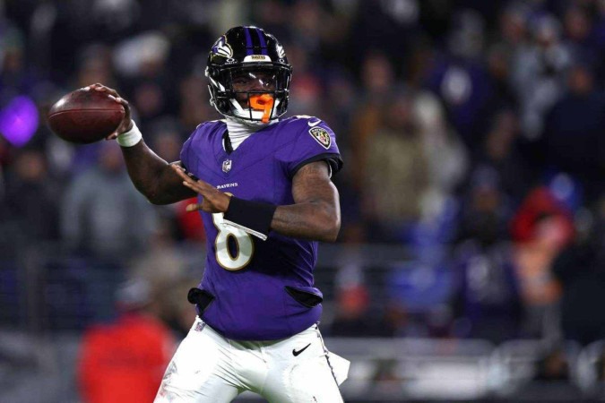 Lamar Jackson, estrela do Baltimore Ravens, é um dos favoritos ao prêmio de MVP e é nome para ficar de olho no começo dos playoffs da NFL -  (crédito: Getty Images via AFP)