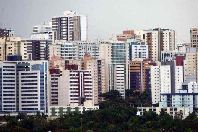 Homem é preso ao ser flagrado colocando fogo em vegetação de Águas Claras -  (crédito:  Ed Alves/CB/DA.Press)