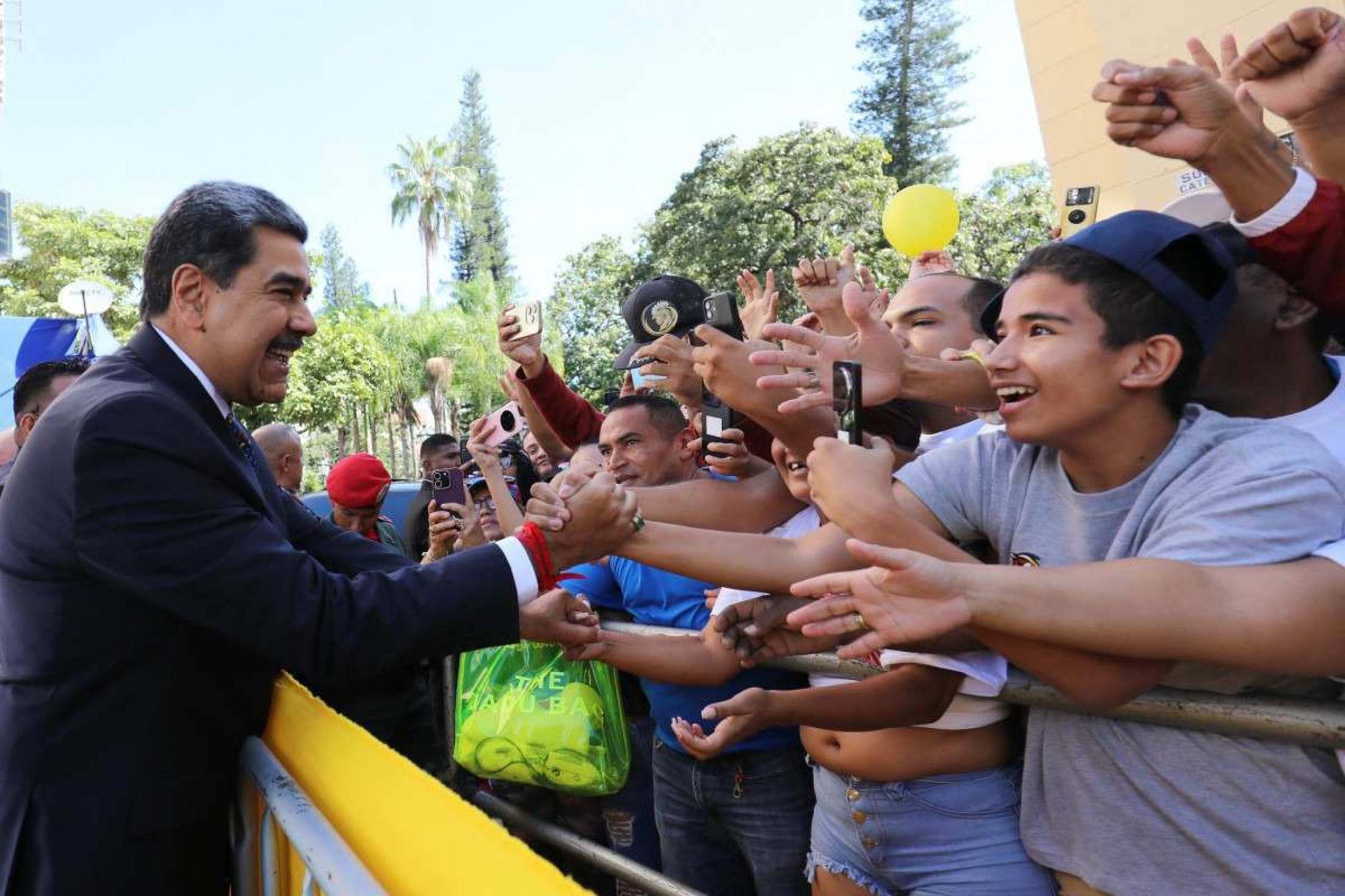 Presidente venezuelano Nicolás Maduro (E) cumprimentando apoiadores durante a posse presidencial       