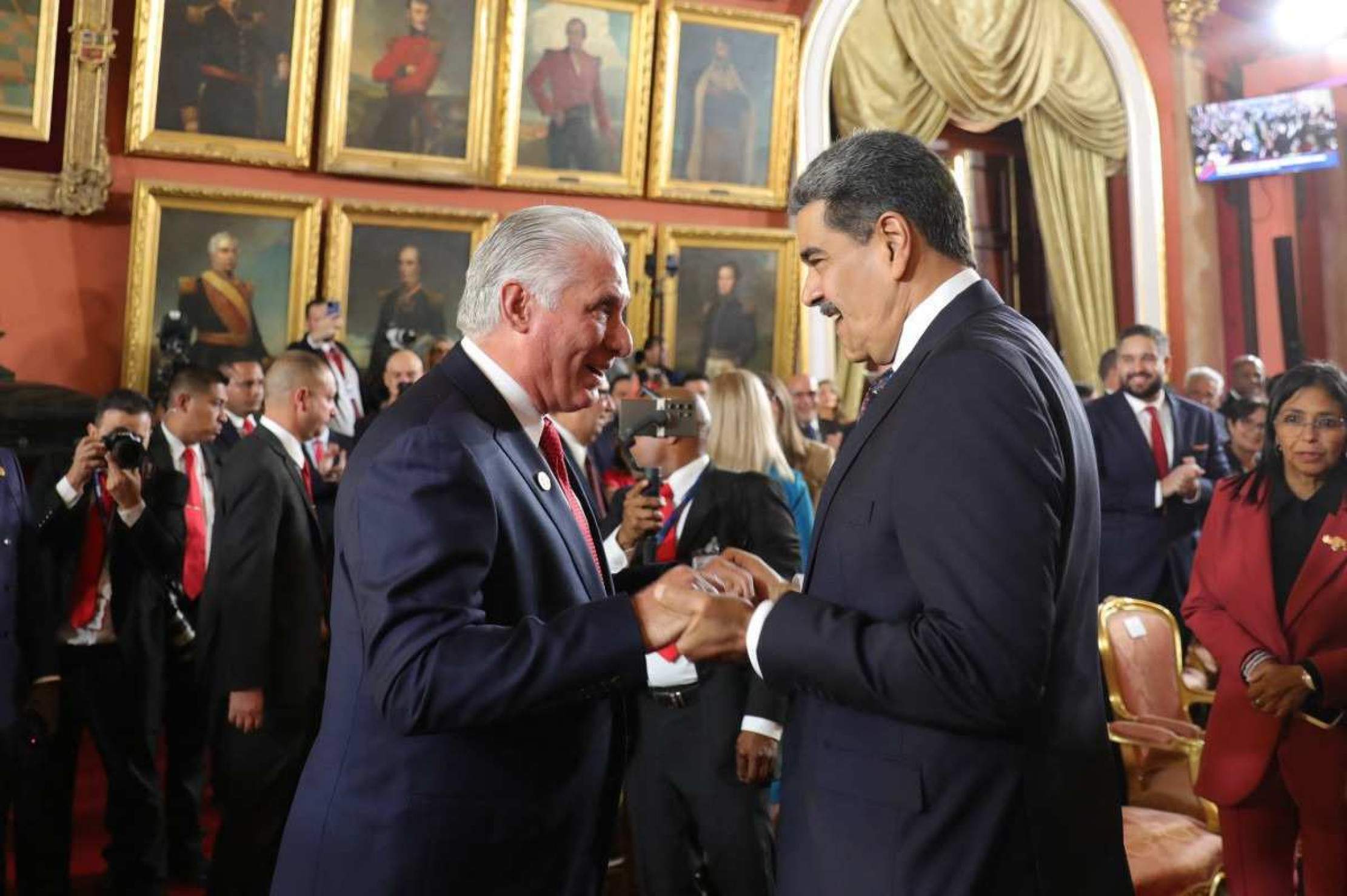 Presidente venezuelano Nicolás Maduro (R) cumprimentando o presidente cubano Miguel Díaz-Canel durante a posse presidencial      