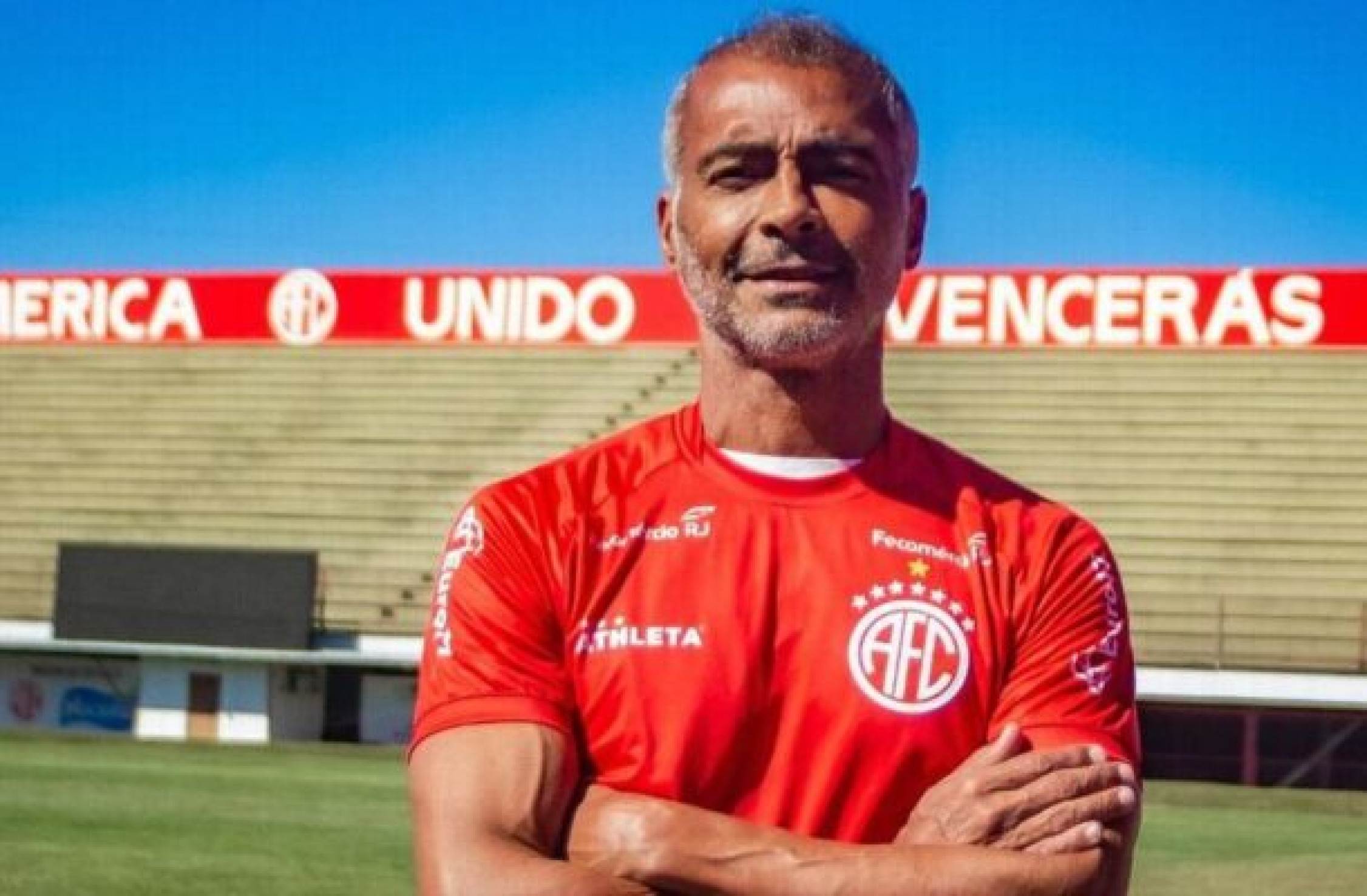 Romário acompanha partida do America-RJ e explica regras das chuteiras pretas