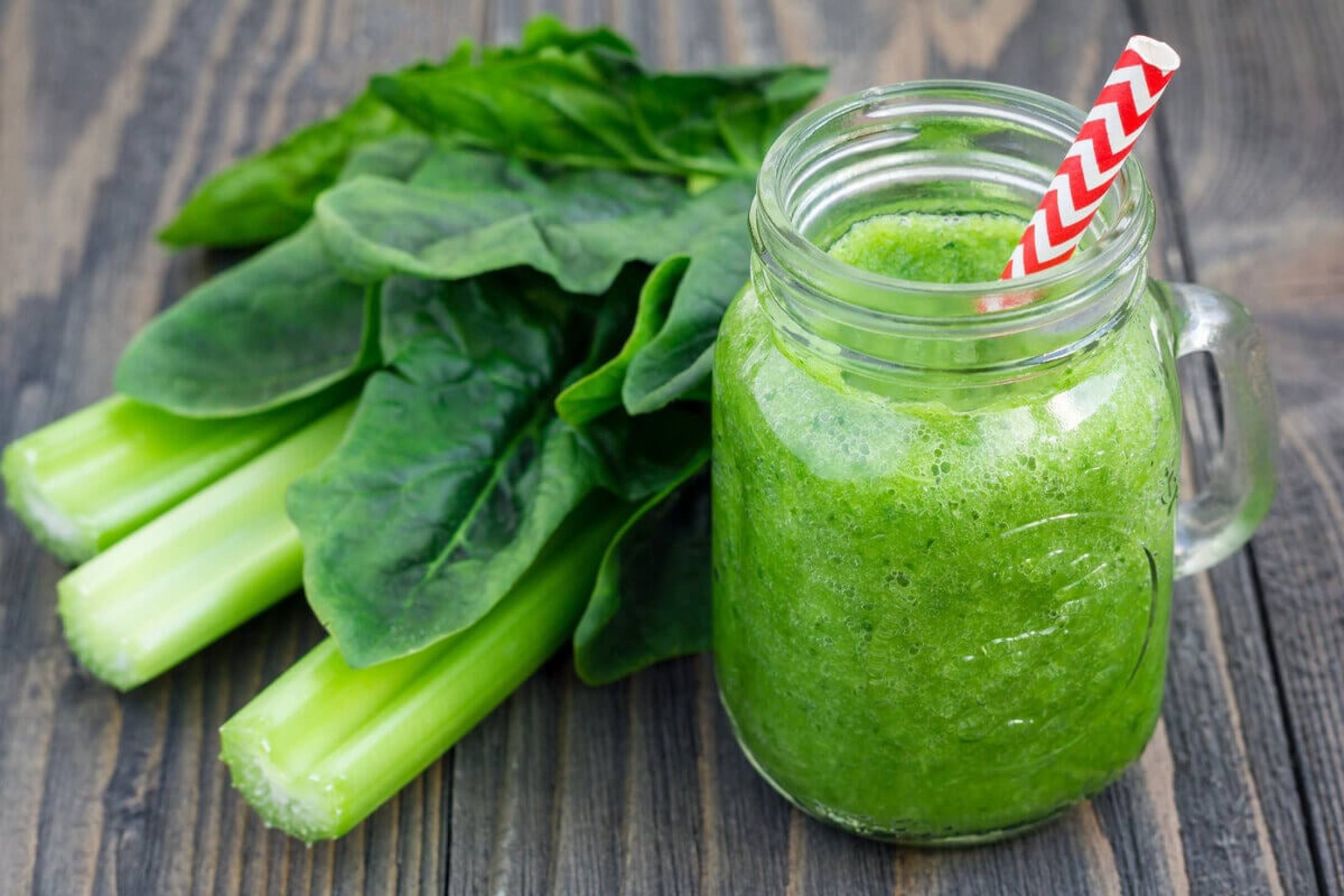 Suco verde de espinafre com aipo (Imagem: iuliia_n | Shutterstock) -  (crédito: Edicase)