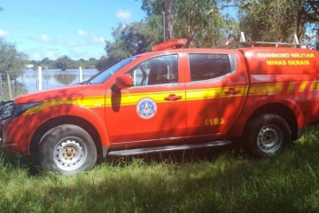 Equipe dos bombeiros foi acionada para retirar o corpo da vítima do local -  (crédito: CBMMG)