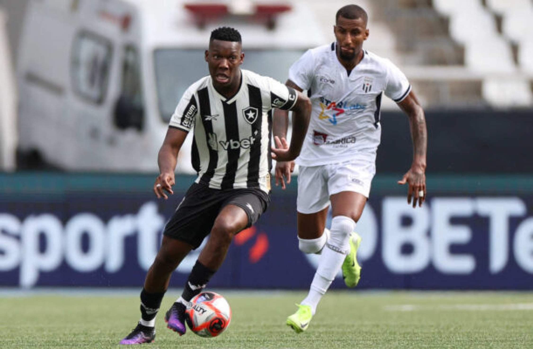 Patrick de Paula se emociona com gol em revés do Botafogo: ‘Foi um ano de luta’