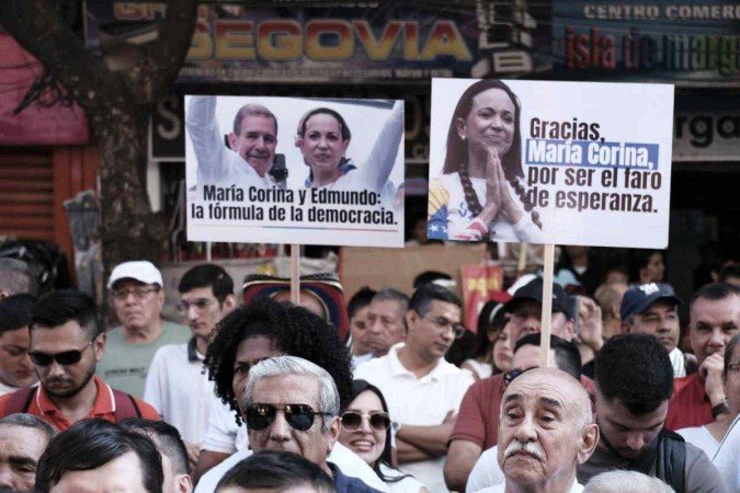 Durante discurso de Álvaro Uribe ontem, em Cúcuta, na Colômbia, multidão levantou cartazes contra Maduro e a favor de María Corina e Edmundo González Seguidores de Uribe apoiaram seu pedido para a derrubada de Maduro do poder