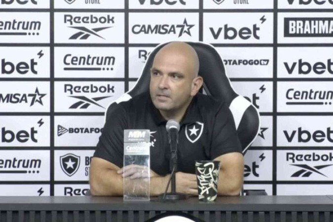 Carlos Leiria durante entrevista coletiva após a derrota do Botafogo - (crédito: Foto: Reprodução / Botafogo TV) Carlos Leiria durante entrevista coletiva após a derrota do Botafogo - (crédito: Foto: Reprodução / Botafogo TV)