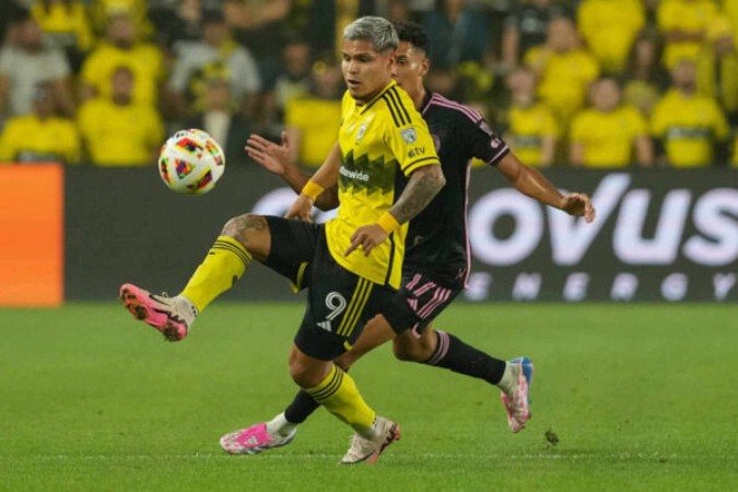 COLUMBUS, OHIO - OCTOBER 02: Cucho Hernandez #9 of the Columbus Crew controls the ball against Ian Fray #17 of Inter Miami CF during the game at Lower.com Field on October 02, 2024 in Columbus, Ohio. (Photo by Jason Mowry/Getty Images)
Caption - (crédito: Getty Images) COLUMBUS, OHIO - OCTOBER 02: Cucho Hernandez #9 of the Columbus Crew controls the ball against Ian Fray #17 of Inter Miami CF during the game at Lower.com Field on October 02, 2024 in Columbus, Ohio. (Photo by Jason Mowry/Getty Images)
Caption - (crédito: Getty Images)