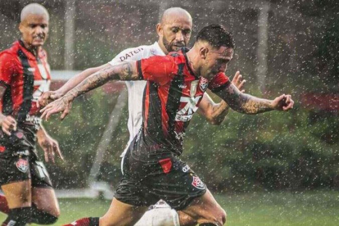 Gustavo em ação pelo Vitória contra o Barcelona-BA -  (crédito: Foto: Victor Ferreira/ EC Vitória)