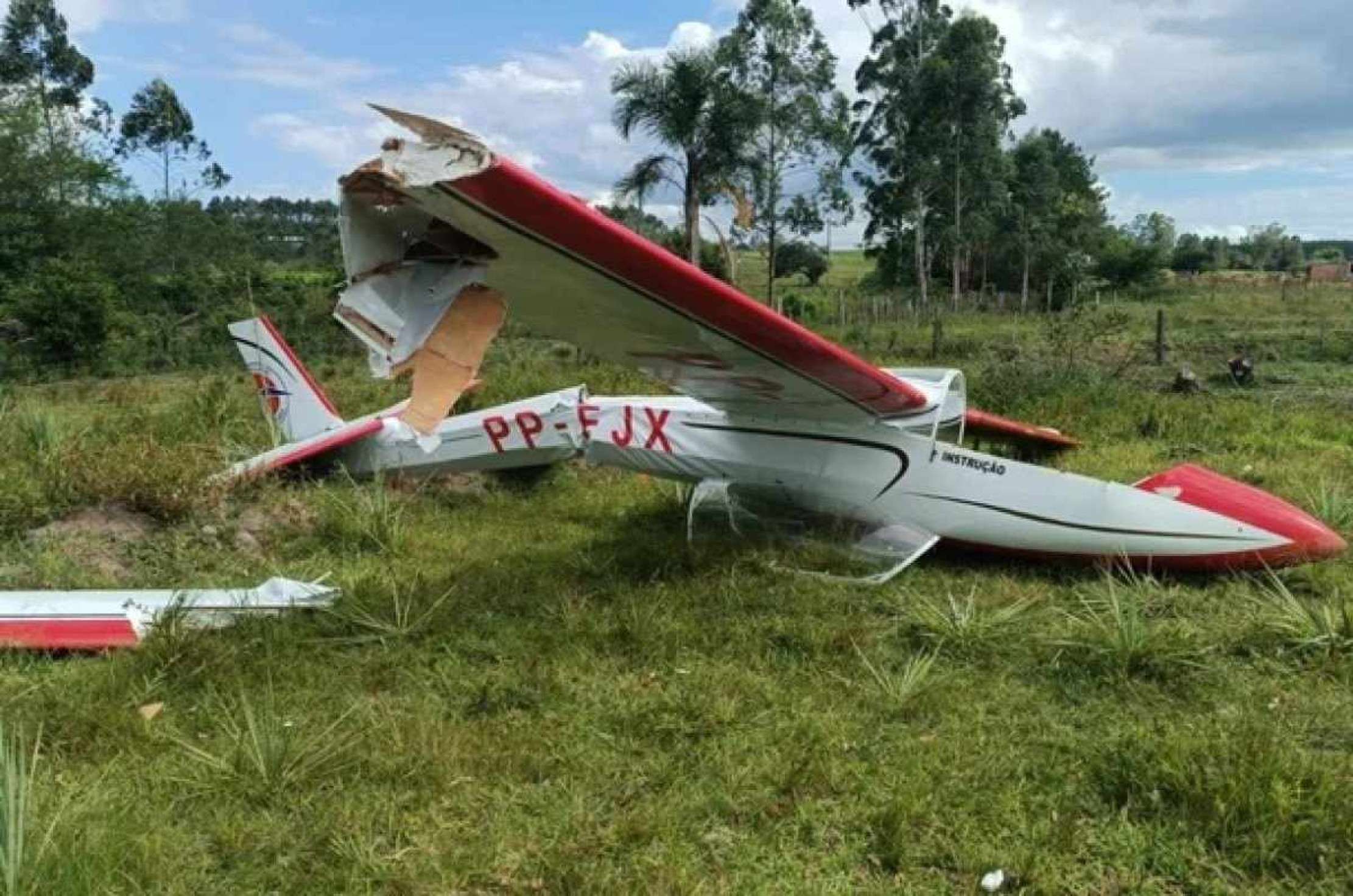 Avião pilotado por ex-prefeito bate em poste de energia e cai no RS