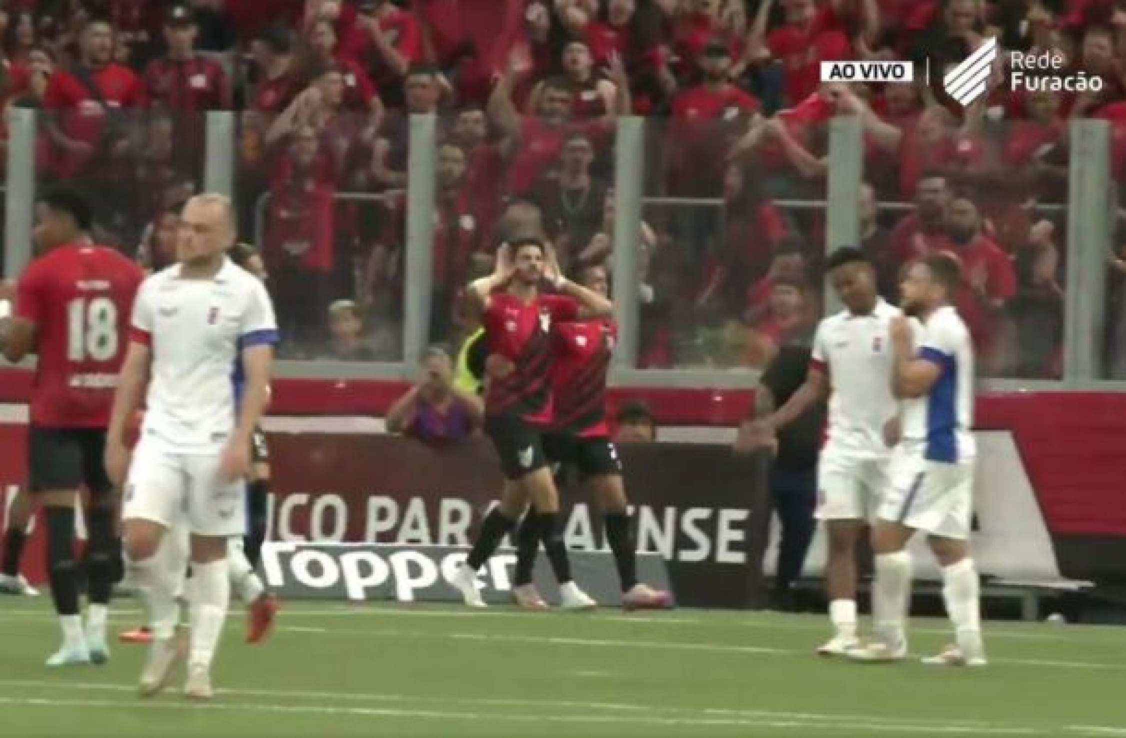 De virada, Athletico vence Paraná e larga bem na estreia do Paranaense