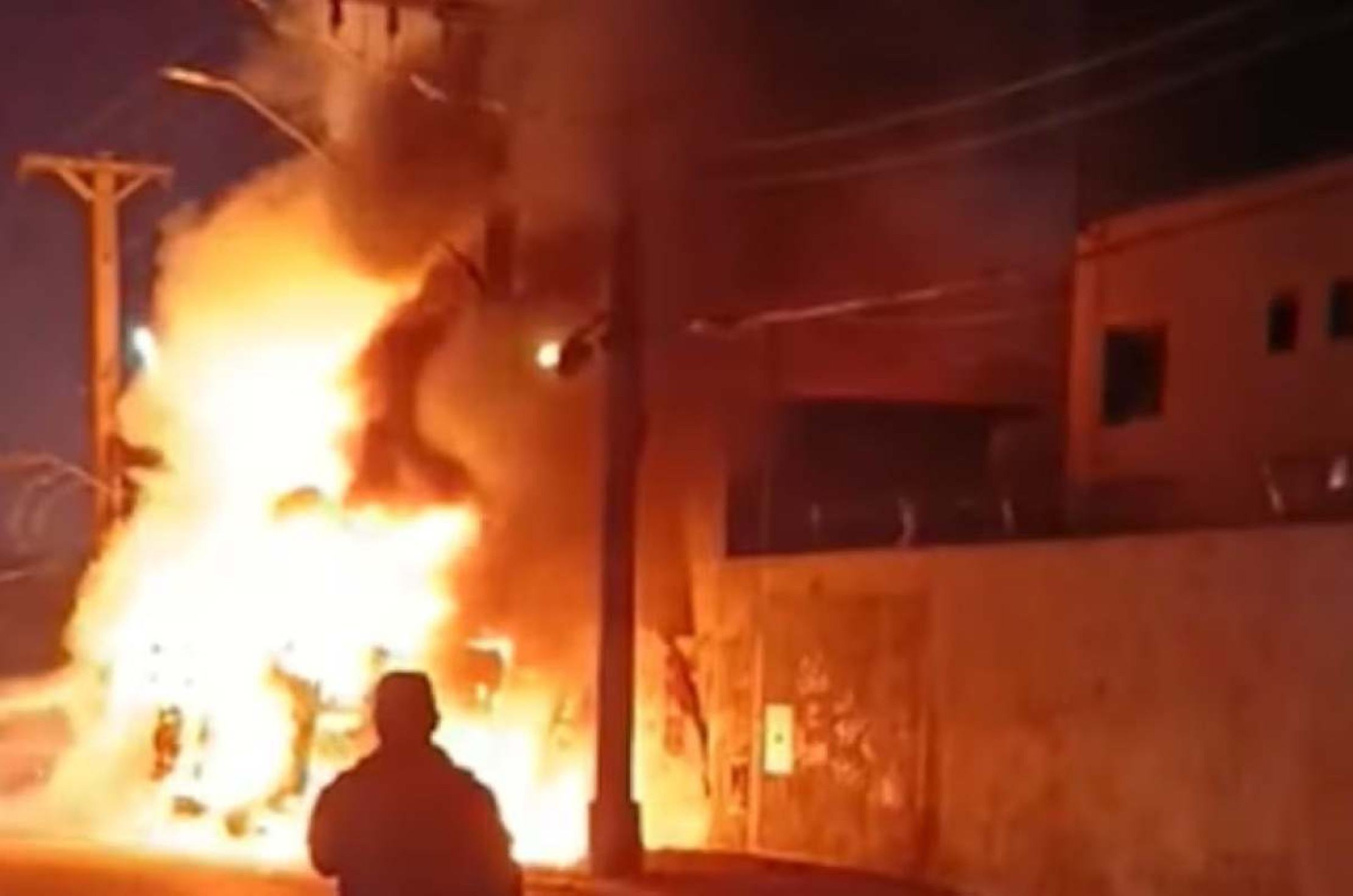 Homem morre carbonizado após caminhão tombar e explodir na zona norte de SP