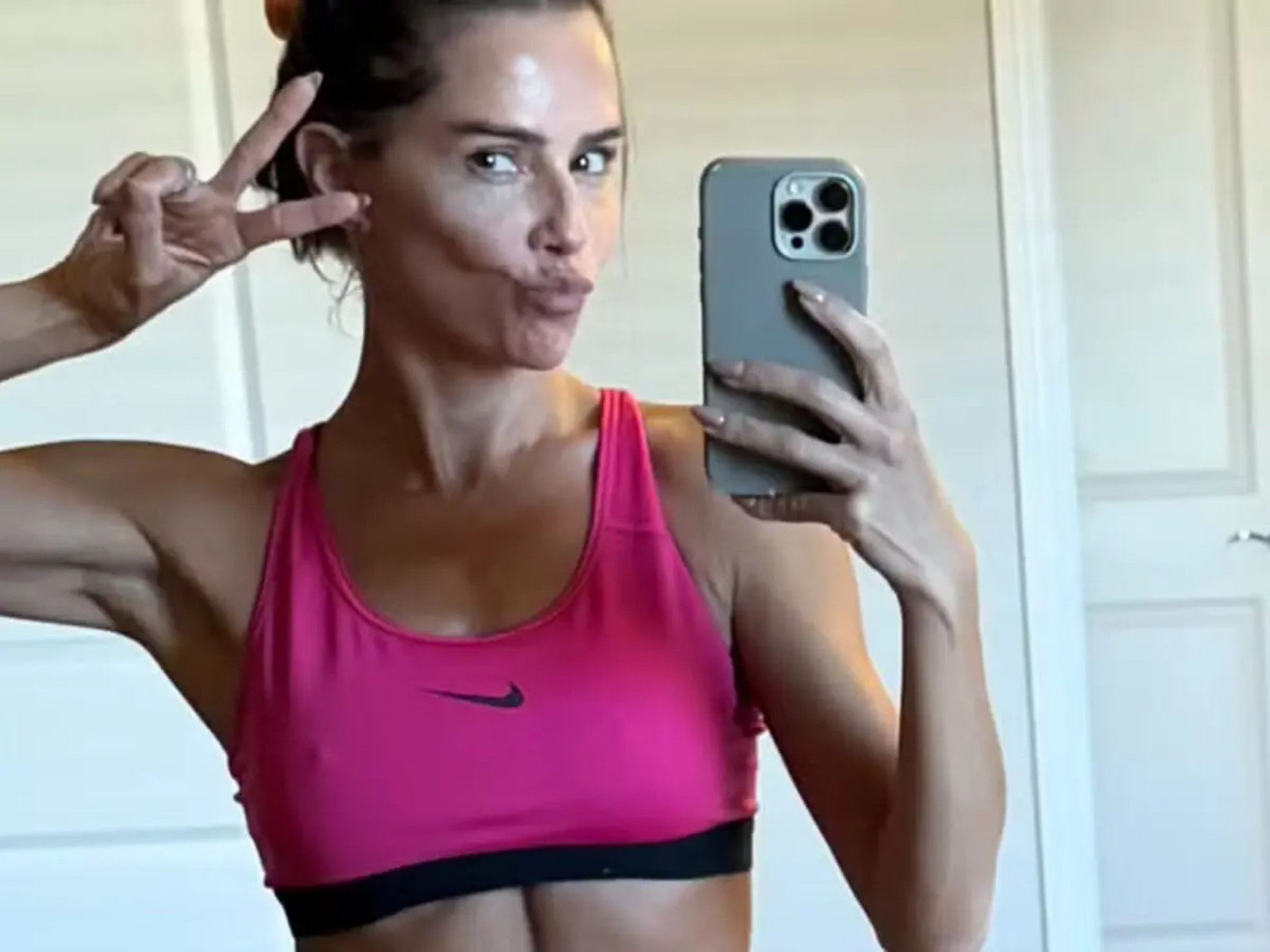 De top e shortinho, Deborah Secco exibe barriga definida após treino