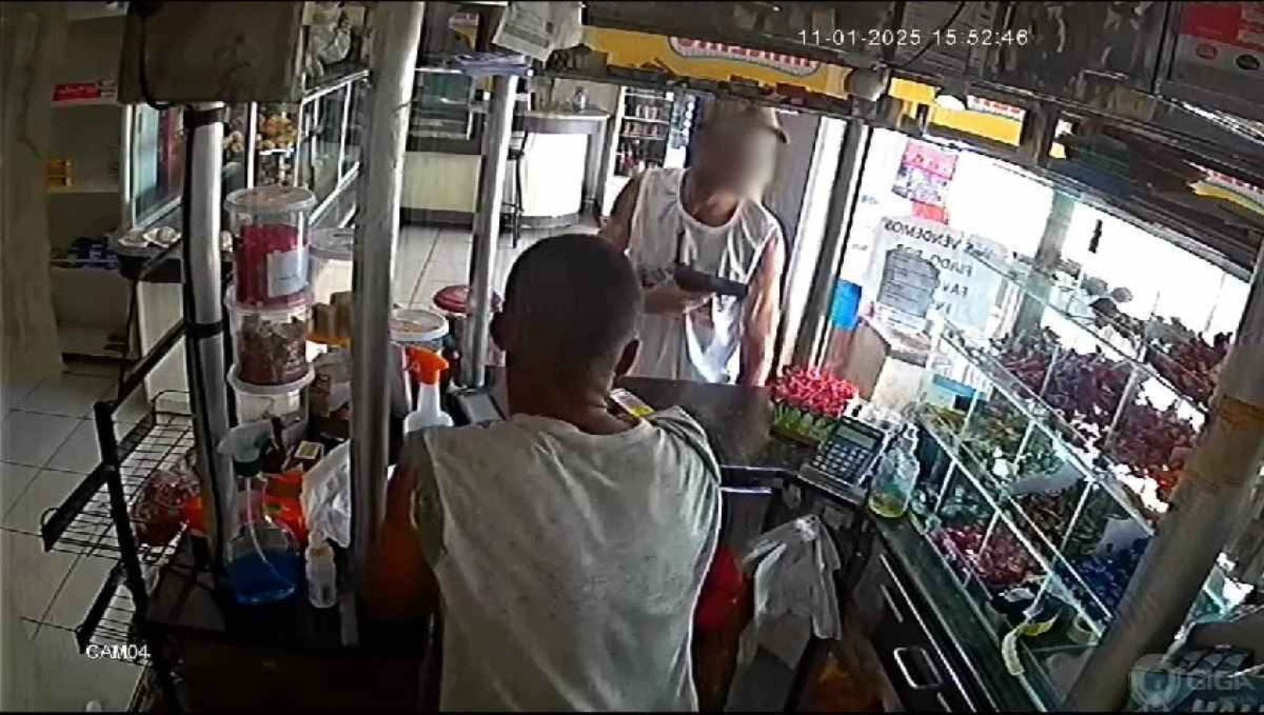 Homem armado é preso após ameaçar comerciantes no Recanto das Emas