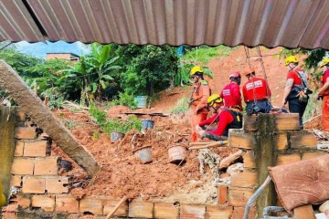 Bombeiros encerraram as buscas em Ipatinga ainda na noite de domingo (12) -  (crédito: CBMMG)