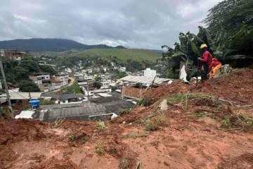 Chuva matou sete pessoas e deixou três desaparecidos em Ipatinga, na madrugada deste domingo (12/1)
 -  (crédito: CBMMG)