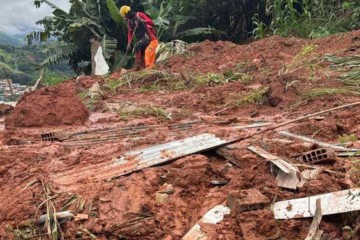 Bombeiros seguem nas buscas por três pessoas ainda desaparecidas em Ipatinga -  (crédito: CBMMG)