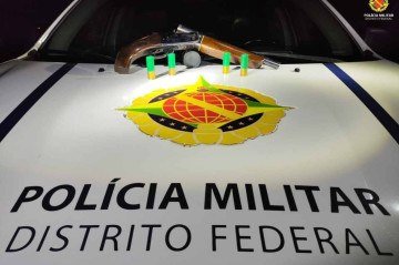 Na posse do homem, foi encontrada uma espingarda calibre 12 e quatro munições - (crédito: Divulgação/PMDF) Na posse do homem, foi encontrada uma espingarda calibre 12 e quatro munições - (crédito: Divulgação/PMDF)