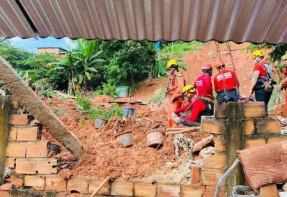 Chuva matou sete pessoas e deixou três desaparecidos em Ipatinga, na madrugada deste domingo (12/1)

 -  (crédito: CBMMG)