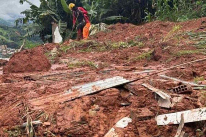 Deslizamento de terra após chuvas fortes deixa mortos e desaparecidos em Ipatinga (MG) -  (crédito: Corpo de Bombeiros MG)