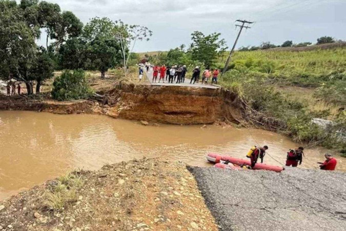 Chuvas que atingem Capela, no interior de Sergipe, fizeram com que rodovia cedesse -  (crédito: César de Oliveira/Governo de Sergipe)