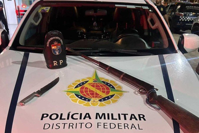 De acordo com testemunhas, o homem ameaçava a esposa e os filhos com uma espingarda - (crédito: Divulgação/PMDF) De acordo com testemunhas, o homem ameaçava a esposa e os filhos com uma espingarda - (crédito: Divulgação/PMDF)