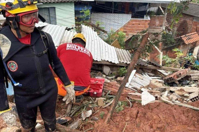 Ipatinga teve diversos pontos de deslizamentos e alagamentos devido à chuva da madrugada deste domingo (12) - (crédito: CBMMG) Ipatinga teve diversos pontos de deslizamentos e alagamentos devido à chuva da madrugada deste domingo (12) - (crédito: CBMMG)