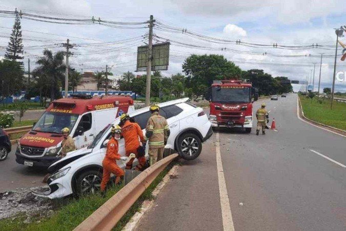Militares do Corpo de Bombeiros (CBMDF) prestam socorro à condutora do veículo - (crédito: Divulgação/CBMDF) Militares do Corpo de Bombeiros (CBMDF) prestam socorro à condutora do veículo - (crédito: Divulgação/CBMDF)
