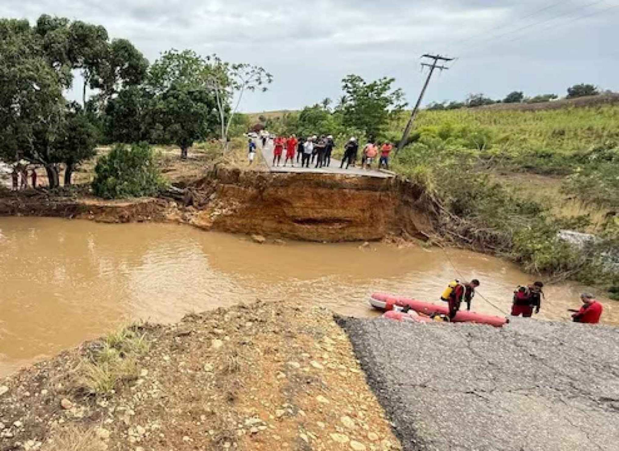 Duas pessoas morrem após parte de rodovia ceder no interior de Sergipe