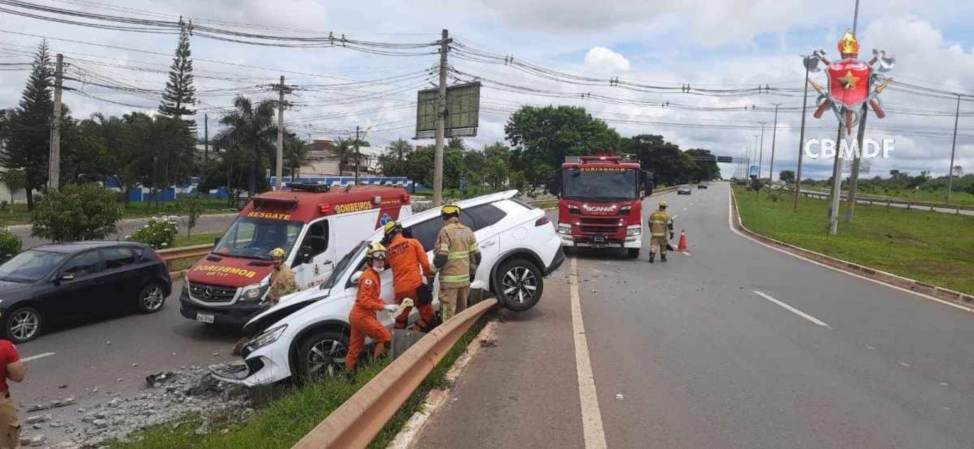 Mulher fica ferida após bater carro em poste em Vicente Pires