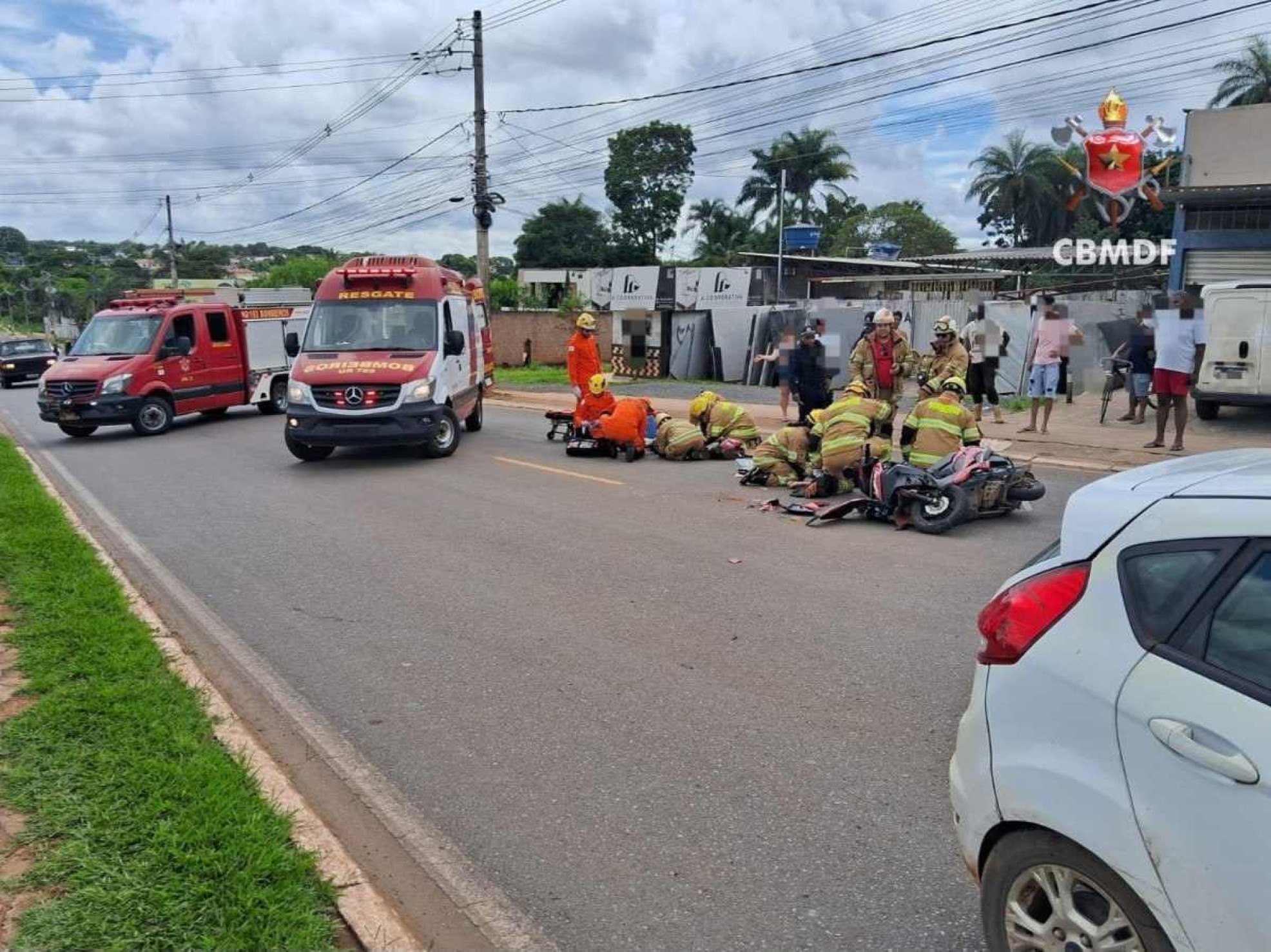 Batida entre moto e carro deixa duas pessoas feridas em Planaltina