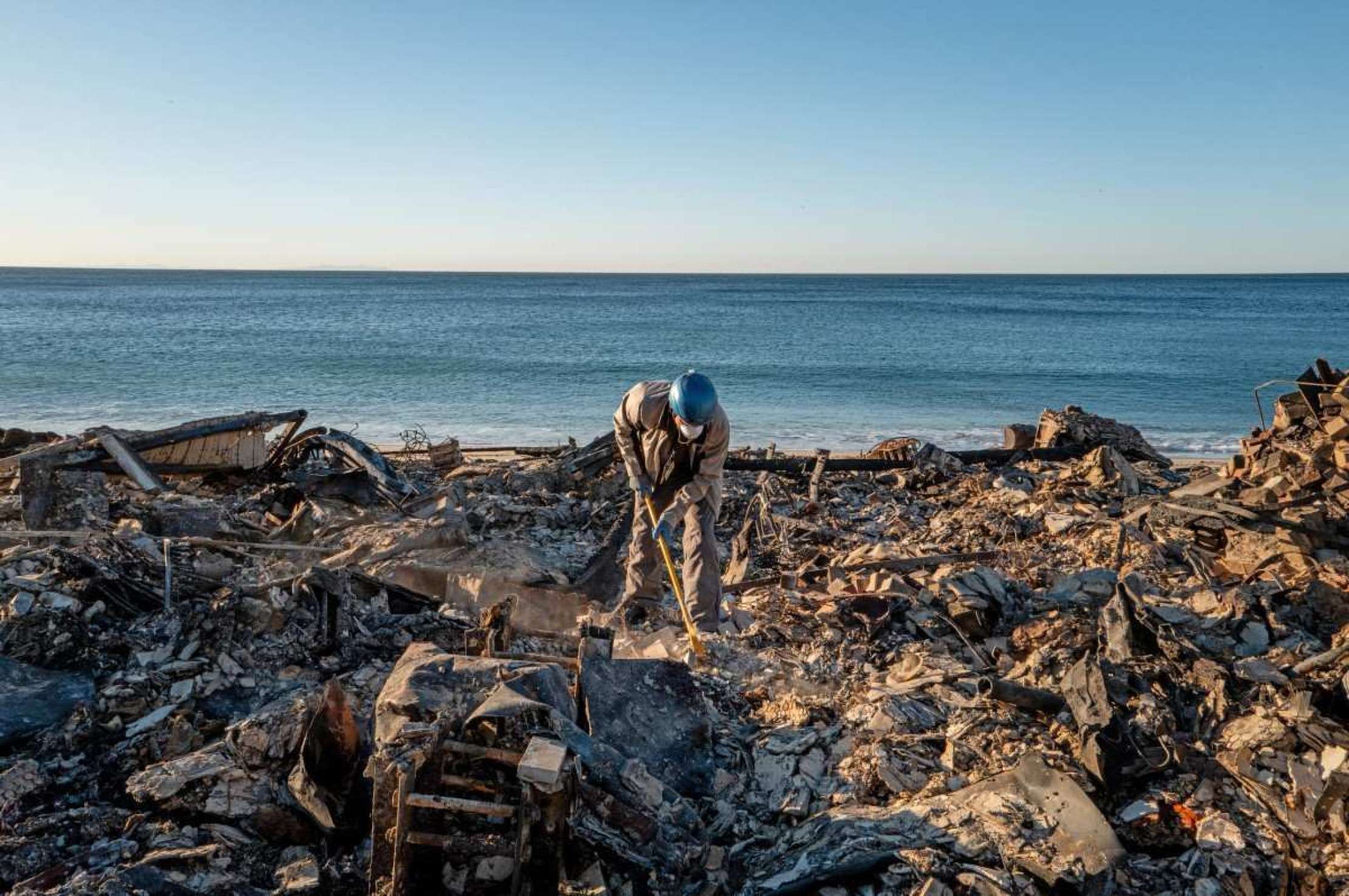 Ventos fortes ameaçam espalhar incêndios florestais em Los Angeles