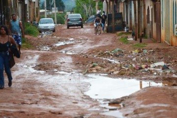 Trecho de rua no Sol Nascente após chuvas no início do ano -  (crédito:  Ed Alves/CB/DA.Press)