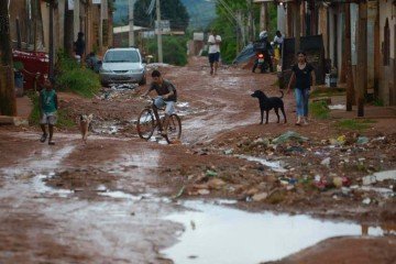 Brancos ganhavam, em média, 2,4 vezes (R$ 7.757) mais do que a população de mulheres declaradas pretas ou pardas (R$ 3.170) - (crédito: Ed Alves/CB/DA.Press) Brancos ganhavam, em média, 2,4 vezes (R$ 7.757) mais do que a população de mulheres declaradas pretas ou pardas (R$ 3.170) - (crédito: Ed Alves/CB/DA.Press)
