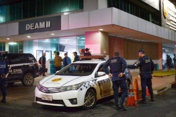 A mulher e a criança foram conduzidas à Delegacia Especial de Atendimento à Mulher, em Ceilândia, para o registro da ocorrência - (crédito: Ed Alves/CB/DA.Press) A mulher e a criança foram conduzidas à Delegacia Especial de Atendimento à Mulher, em Ceilândia, para o registro da ocorrência - (crédito: Ed Alves/CB/DA.Press)
