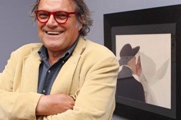 O fotógrafo italiano Oliviero Toscani posa em frente ao seu quadro 'Kissing Nun' em uma exposição intitulada 'controvérsia, justiça, ética e fotografia'       -  (crédito: DIETER NAGL / AFP)