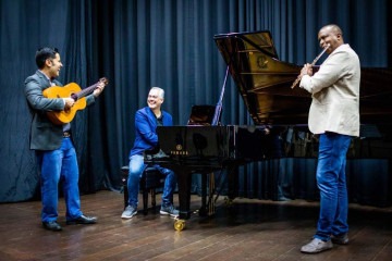 Davson Souza, diretor da EMB, Daniel Baker (piano), vice-diretor da EMB, e Vinícius Vianna (guitarra), coordenador pedagógico da EMB