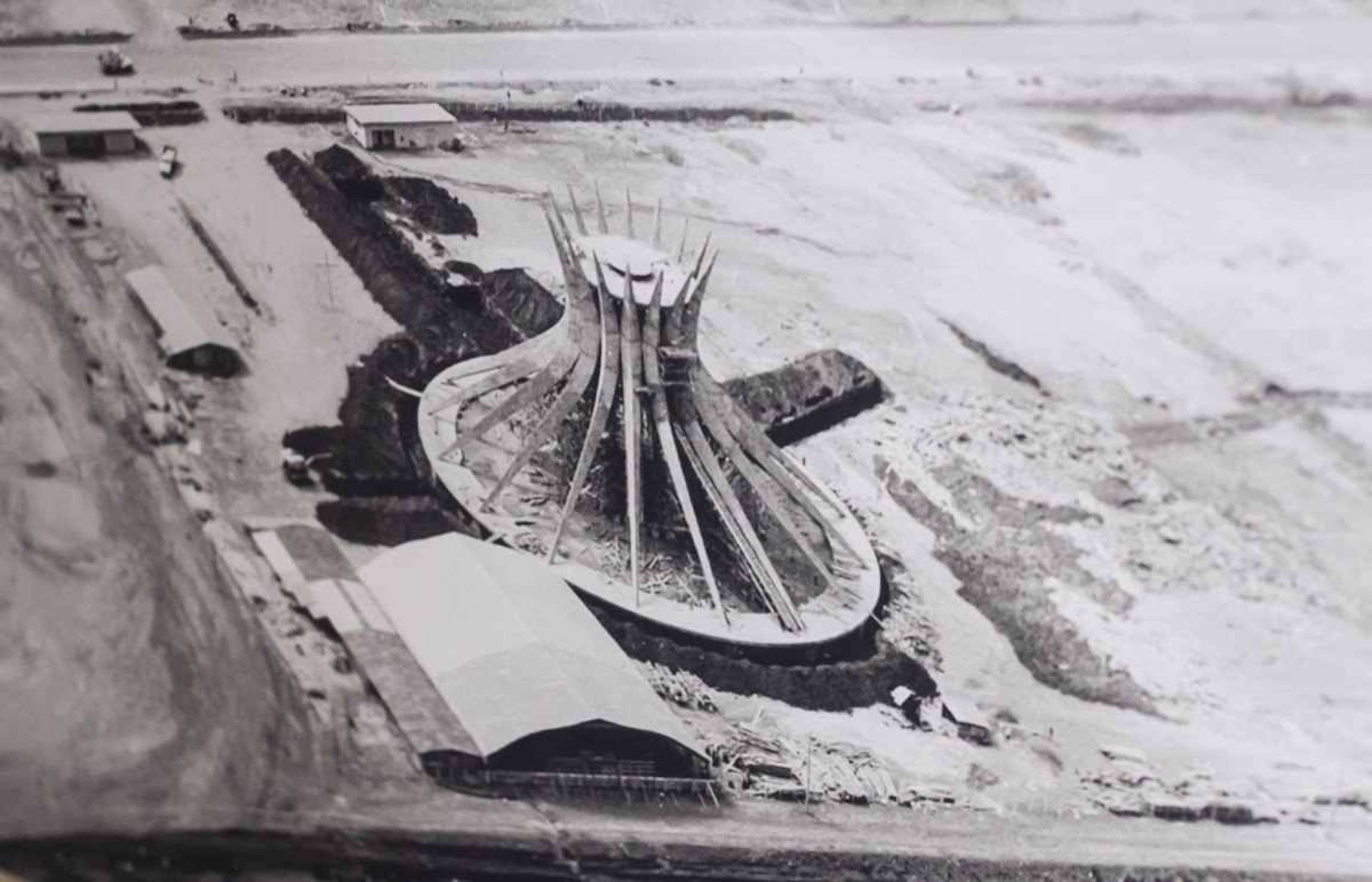 Aos poucos, em meio à terra, os monumentos foram sendo erguidos